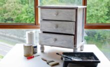 Telo che protegge pavimento con mobile e pittura