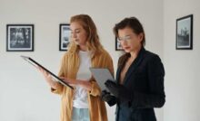 donne in visita ad una mostra