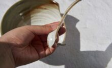 Piatto rotto e mano che regge un pezzo