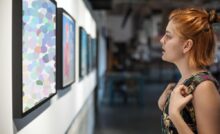 Giovane donna che osserva dei quadri
